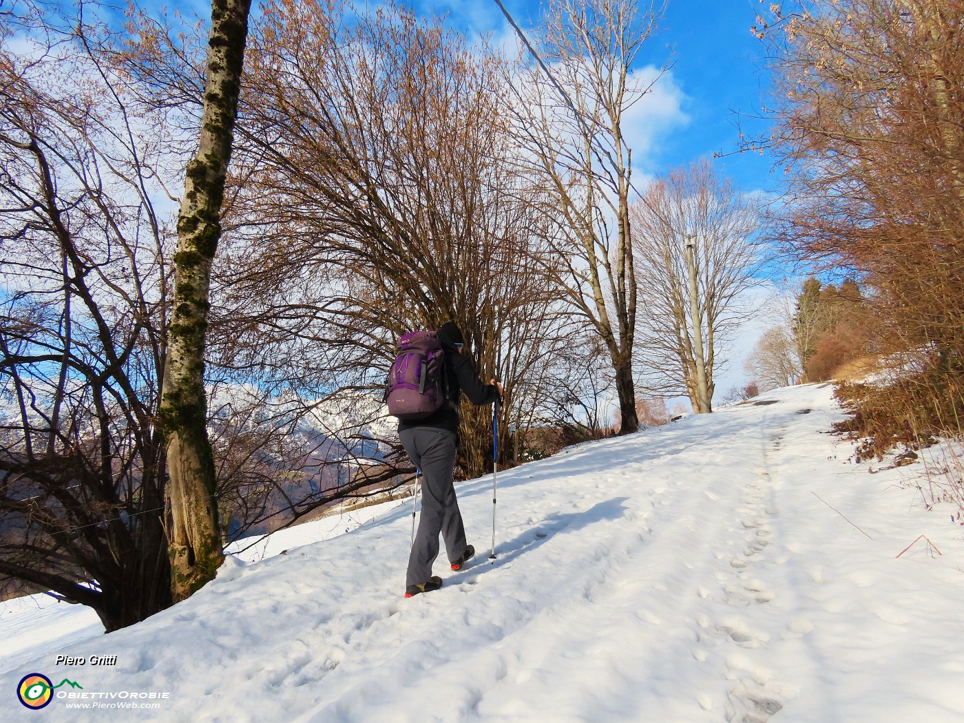 04 Partenza da MALG (1078 m)  di Dossena sulla stradetta carica di neve  con tratti ghiaccciati.JPG